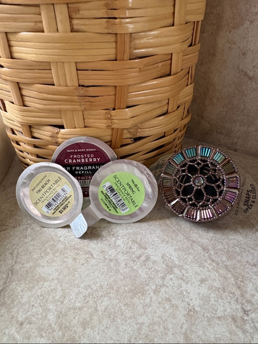 🆕Bath & Body Works: Elegant Fragrance Vent Clip & Set of 3 different scents